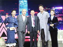 新望董事長(zhǎng)羅永輝與著名歌星劉尊老師、汪正正老師、郭津彤老師、主持人雅琪在北京電視臺(tái)錄制節(jié)目現(xiàn)場(chǎng)親切合影
